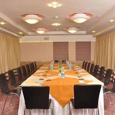 כלכותה Hotel Niharika מראה חיצוני תמונה