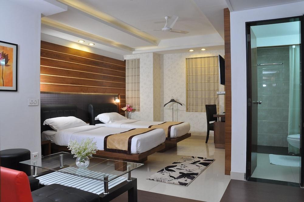 כלכותה Hotel Niharika מראה חיצוני תמונה