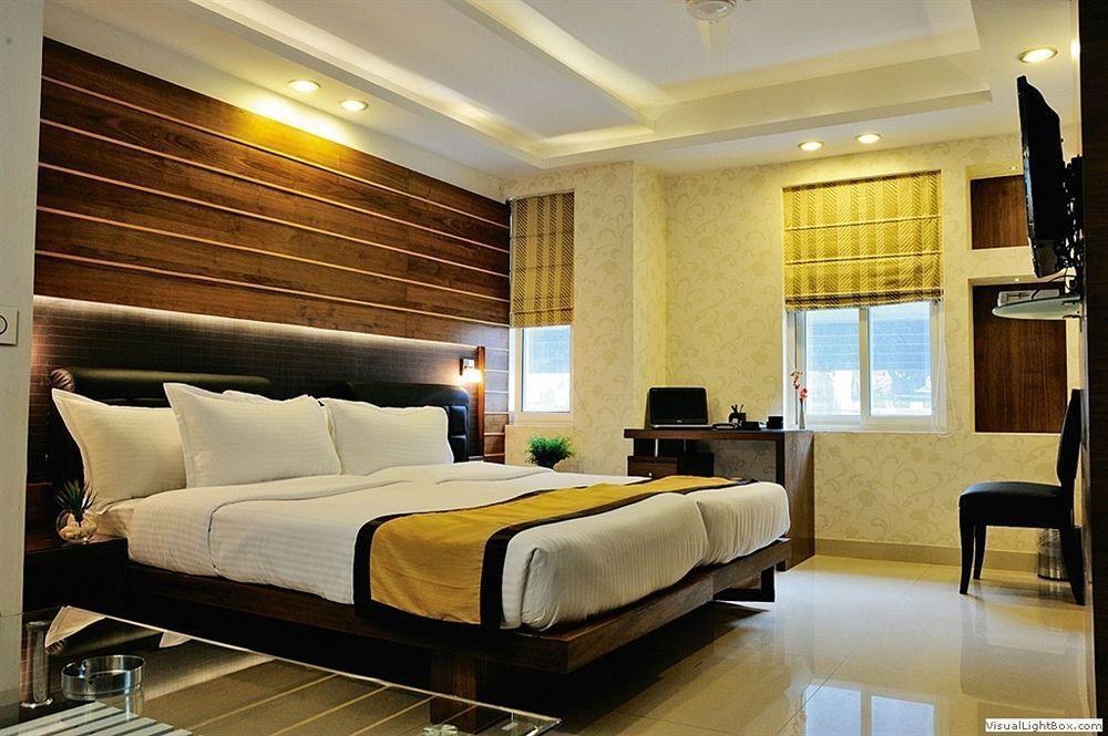 כלכותה Hotel Niharika מראה חיצוני תמונה