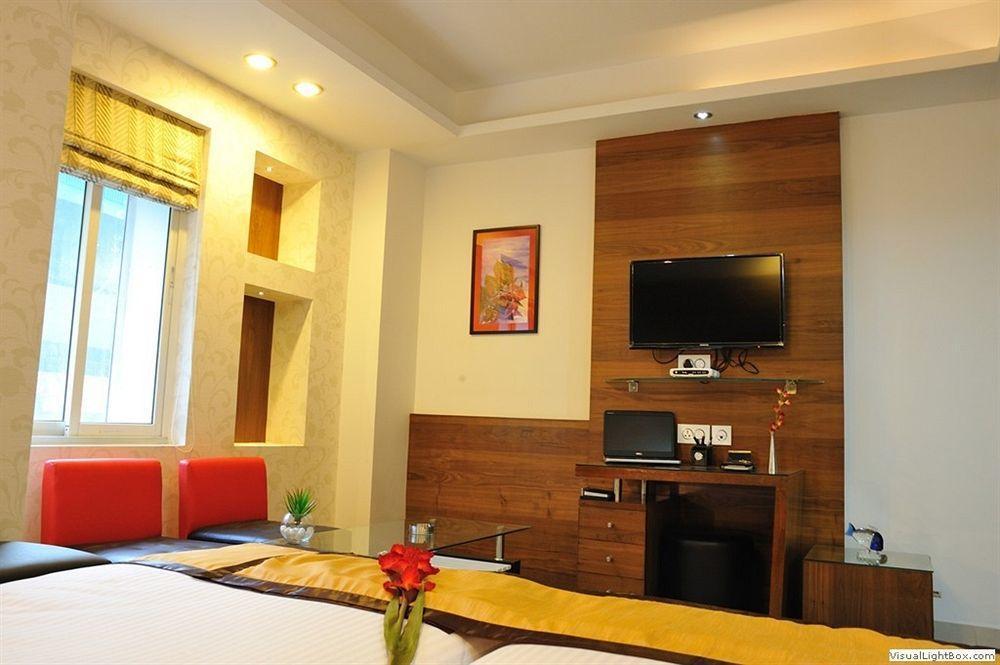 כלכותה Hotel Niharika מראה חיצוני תמונה
