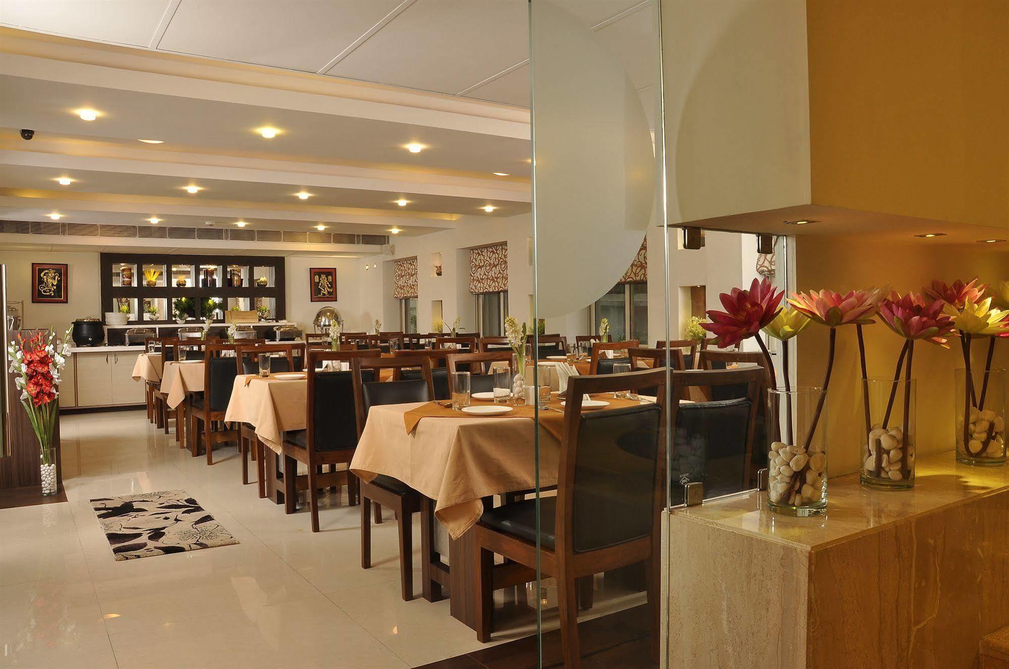 כלכותה Hotel Niharika מראה חיצוני תמונה