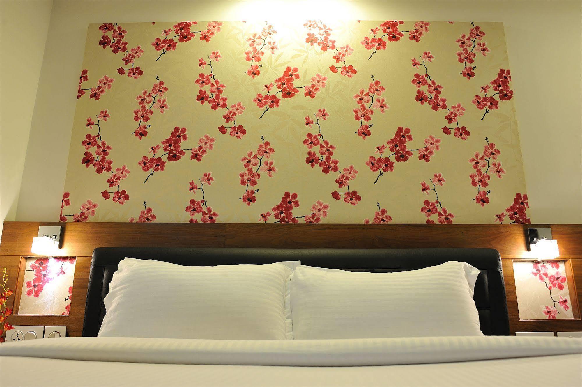 כלכותה Hotel Niharika מראה חיצוני תמונה