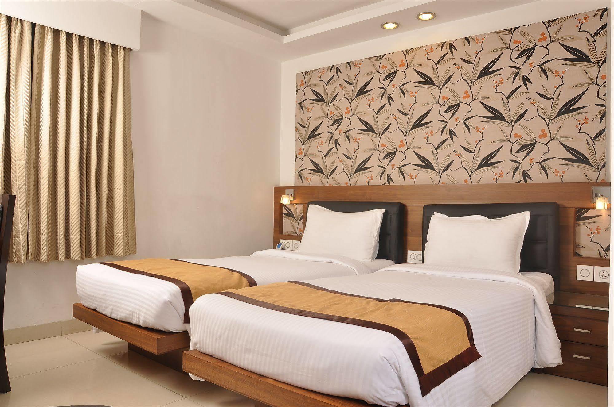 כלכותה Hotel Niharika מראה חיצוני תמונה