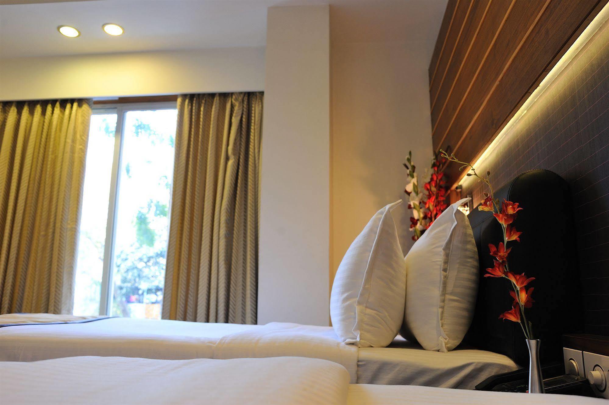 כלכותה Hotel Niharika מראה חיצוני תמונה