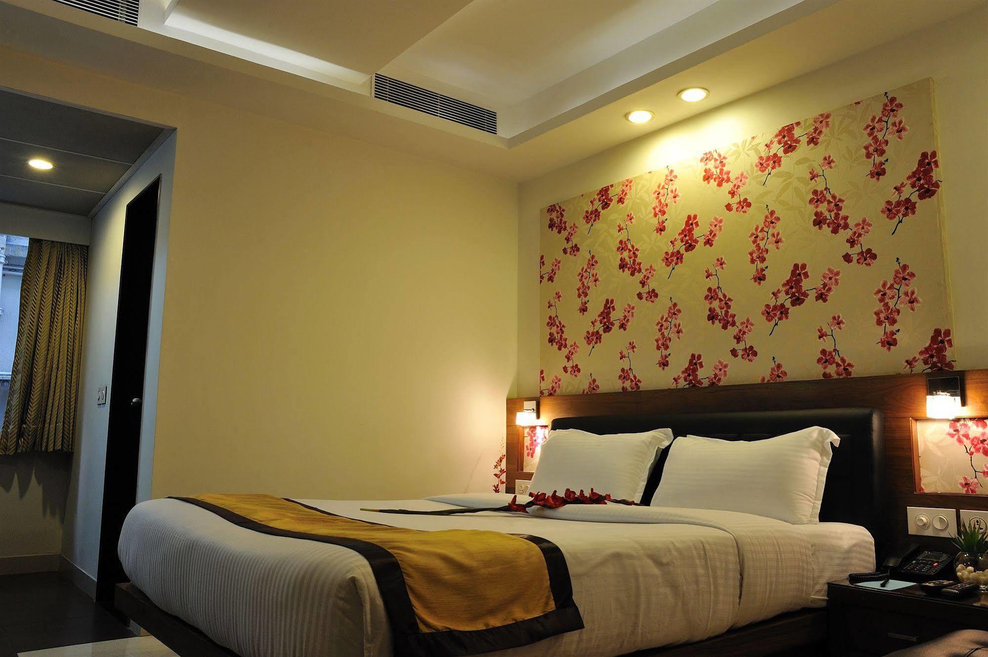 כלכותה Hotel Niharika מראה חיצוני תמונה