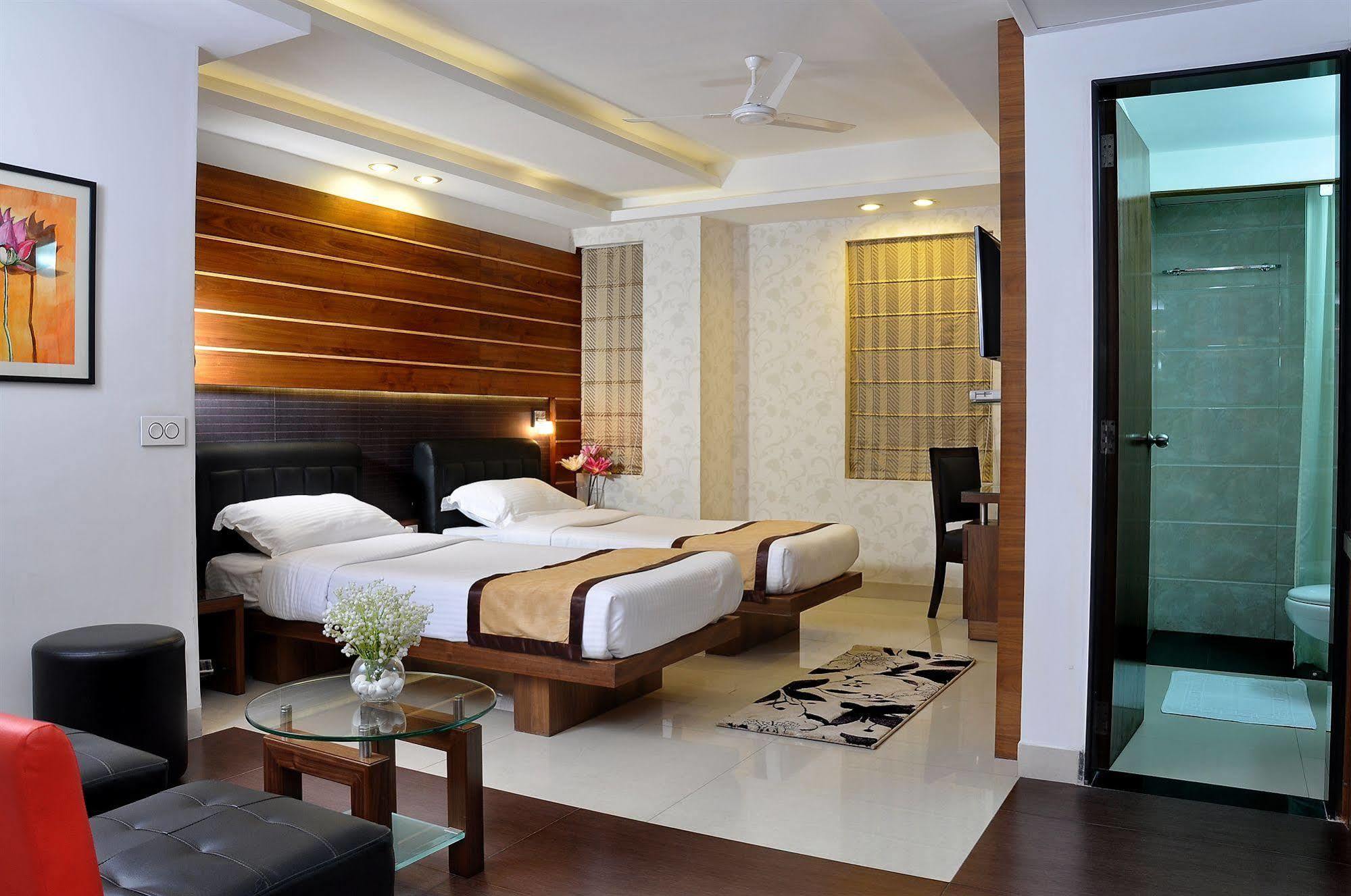כלכותה Hotel Niharika מראה חיצוני תמונה