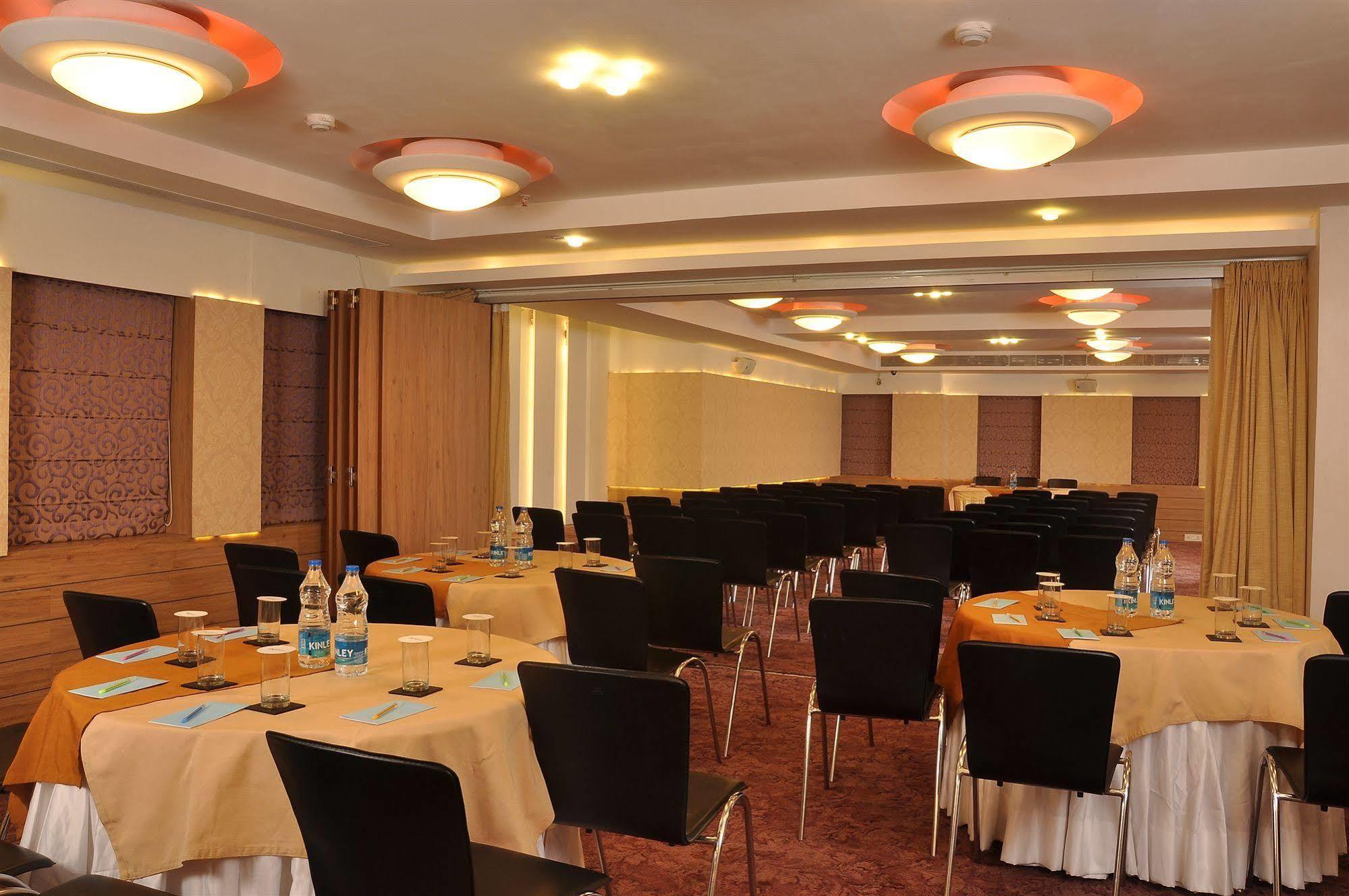 כלכותה Hotel Niharika מראה חיצוני תמונה