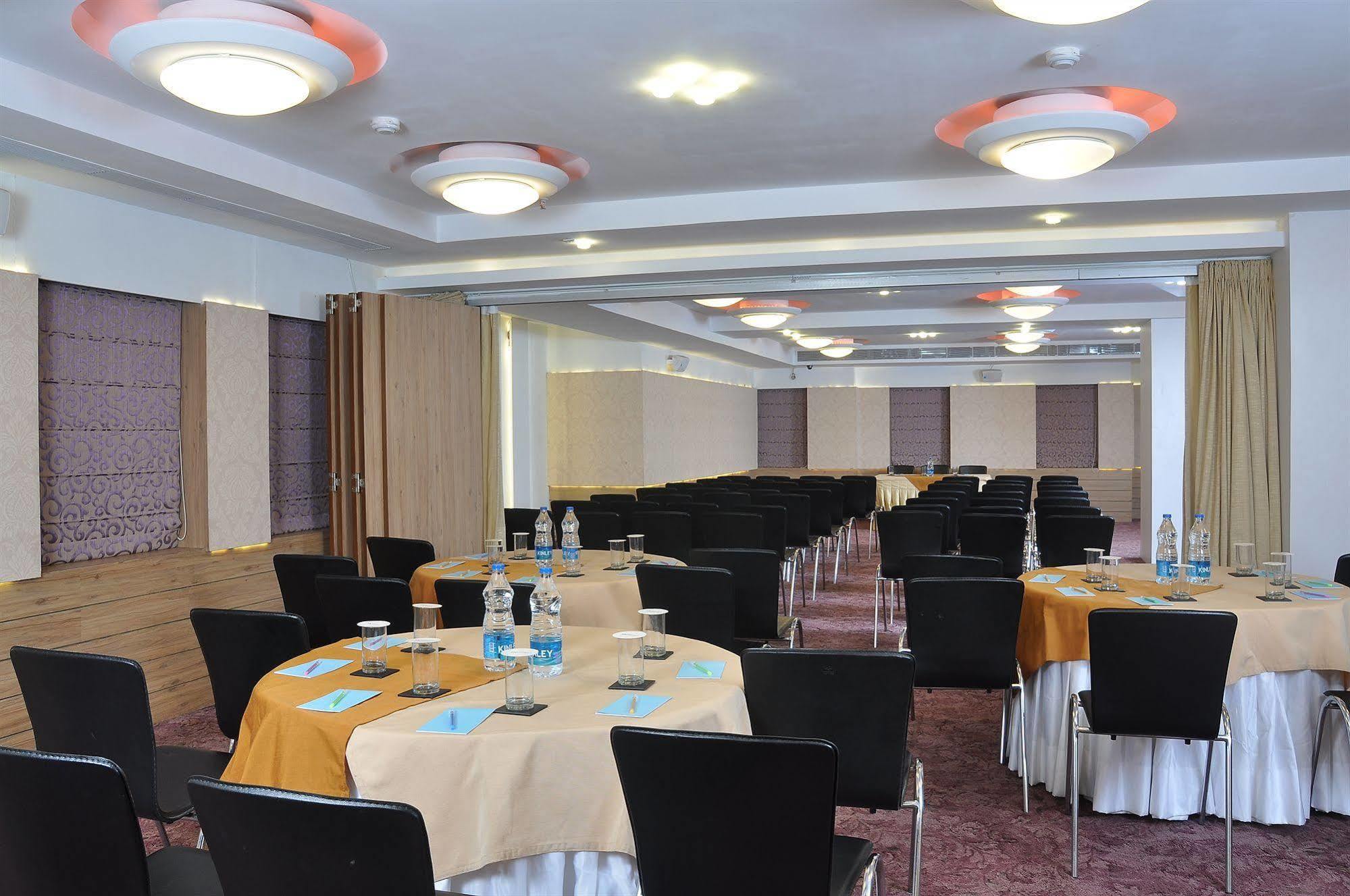 כלכותה Hotel Niharika מראה חיצוני תמונה
