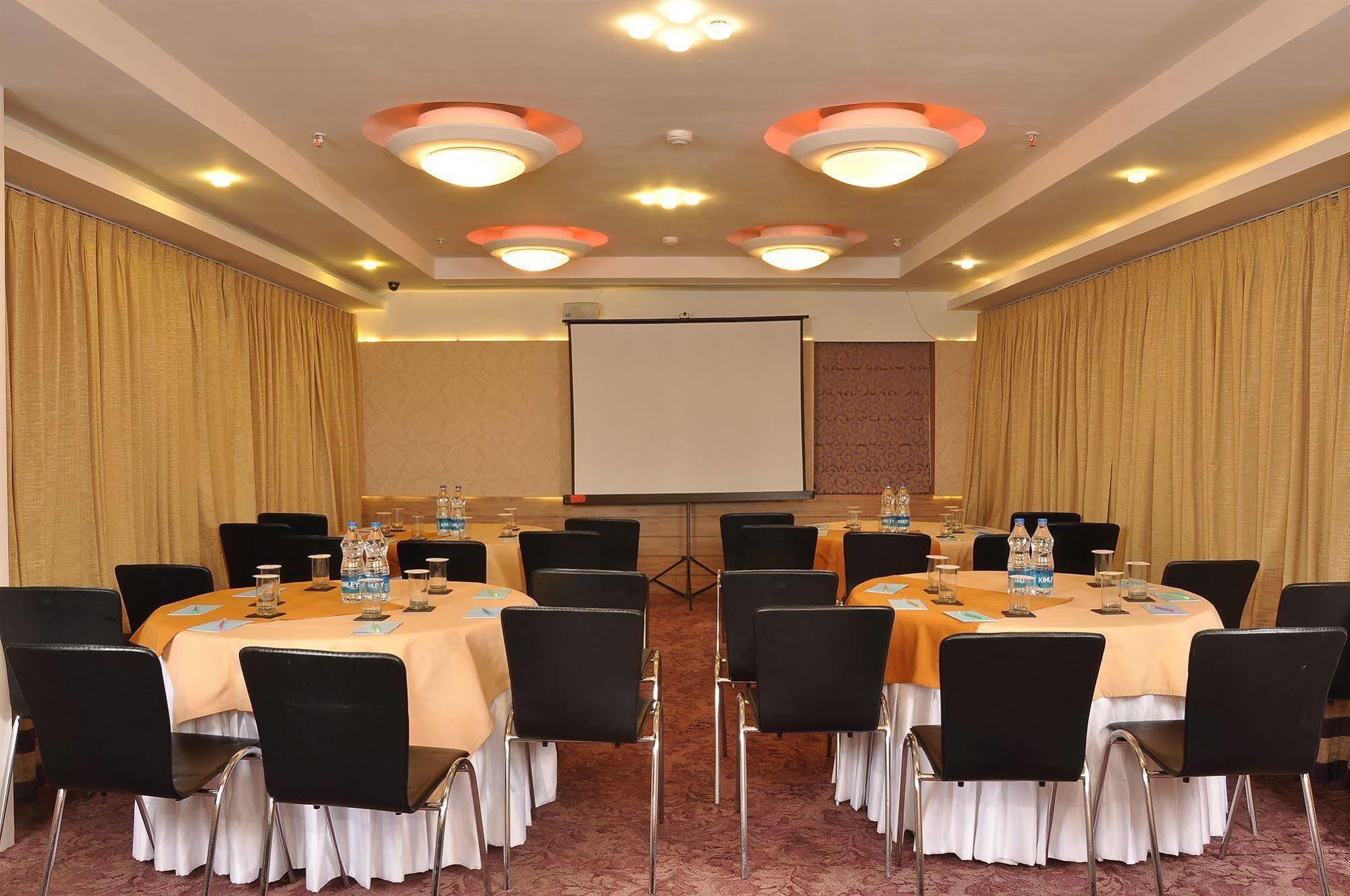 כלכותה Hotel Niharika מראה חיצוני תמונה