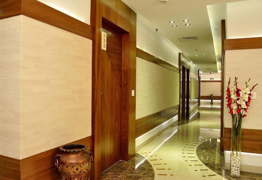 כלכותה Hotel Niharika מראה חיצוני תמונה