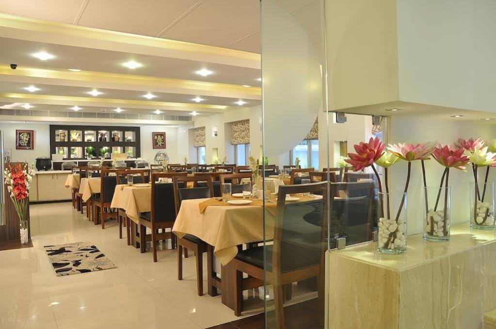 כלכותה Hotel Niharika מראה חיצוני תמונה