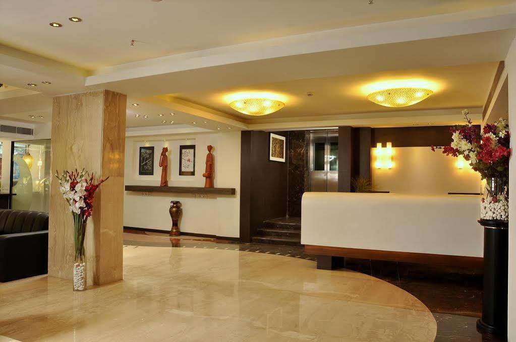 כלכותה Hotel Niharika מראה חיצוני תמונה