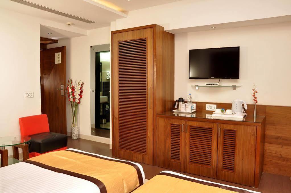 כלכותה Hotel Niharika מראה חיצוני תמונה